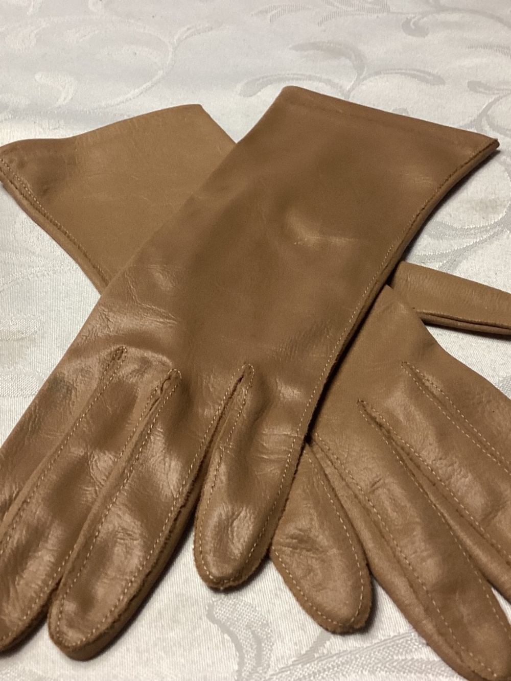 Vintage gloves, absolutely gorgeous butterscotch tan looks FABULOUS